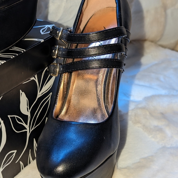 Size 7 Ann Michelle stiletto, black stripe strapped and 51/2 in heel. - Picture 3 of 9